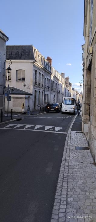 Stationnement devant une école de la superstition, à Orléans, c'est légal 