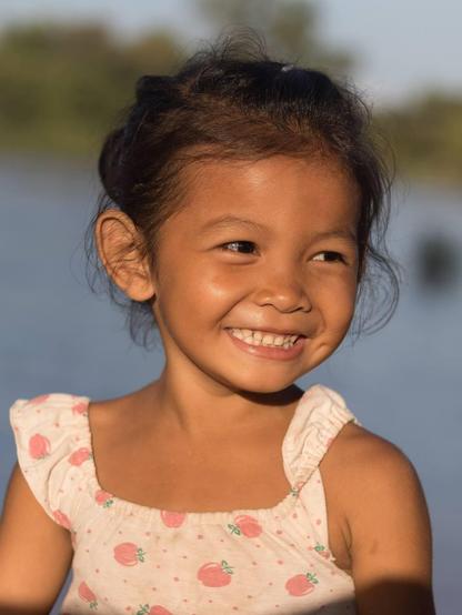 Das Foto zeigt ein junges Mädchen aus Laos