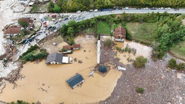 Imatge d'una mesquita i una zona residencial inundades a Donja Jablanica, Bòsnia i Hercegovina, el 4 d'octubre de 2024 (Reuters/Amel Emric)