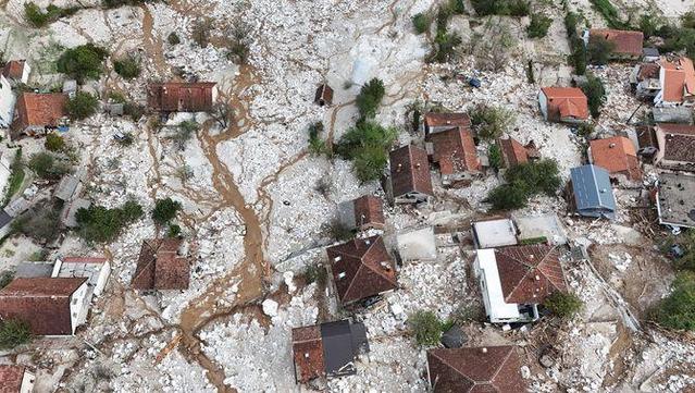 Una zona residencial a Donja Jablanica, a Bòsnia i Hercegovina, inundada el 4 d'octubre de 2024 per les fortes pluges (Reuters/Amel Emric)