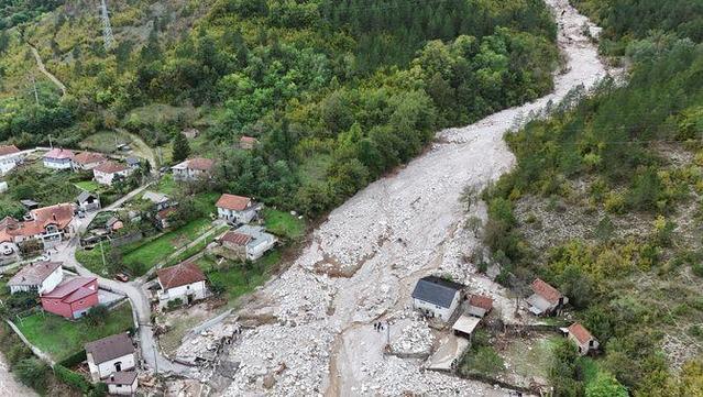 Una vista d'un dron mostra una zona residencial inundada a Donja Jablanica, Bòsnia i Hercegovina, el 4 d'octubre de 2024 (Reuters/Amel Emric)