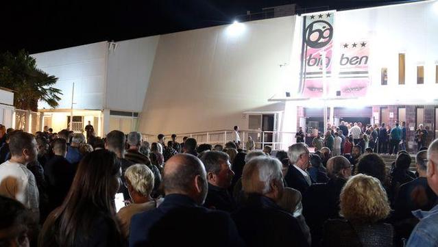 Cues per entrar a la discoteca durant la reobertura del complex (ACN/Alba Mor)