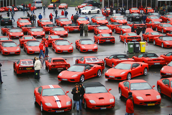 Un parking rempli de Ferraris