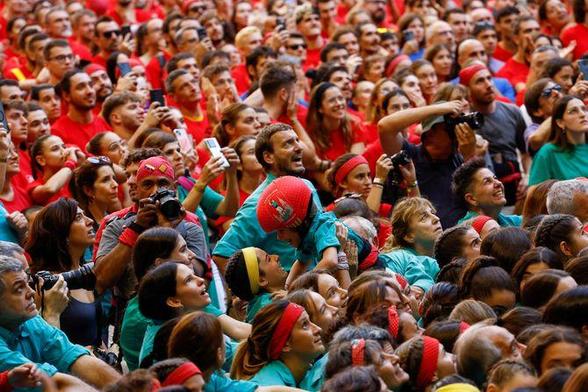 L'alegria de l'enxaneta dels Castellers de Vilafranca (Reuters/Albert Gea)