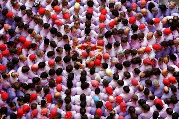 Una pinya hipnòtica de la Colla Jove Xiquets de Tarragona (Reuters/Albert Gea)