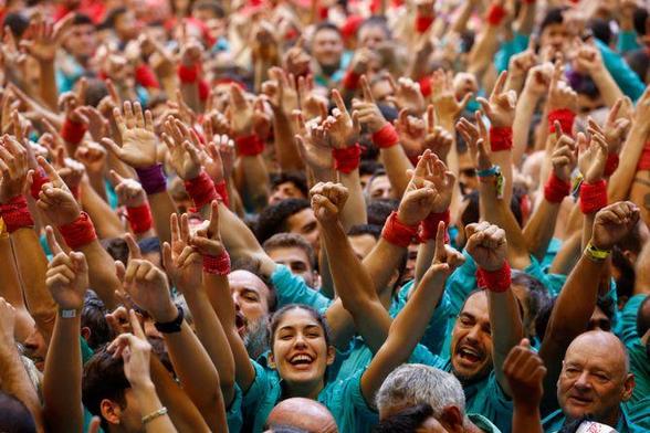 Els Castellers de Vilafranca celebren a la plaça (Reuters/Albert Gea)