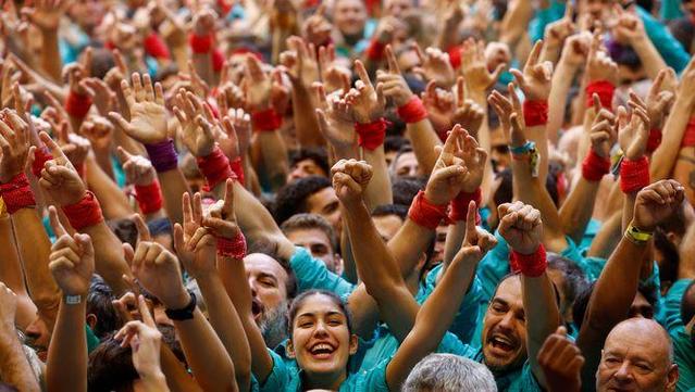 Els Castellers de Vilafranca celebren a la plaça