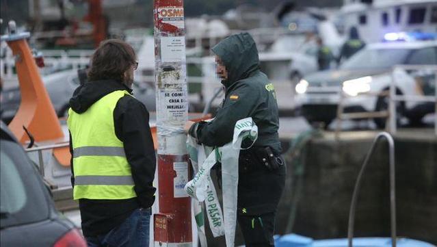 La Guàrdia Civil investiga les circumstàncies de la mort de la víctima en caure el cotxe al mar (EFE)