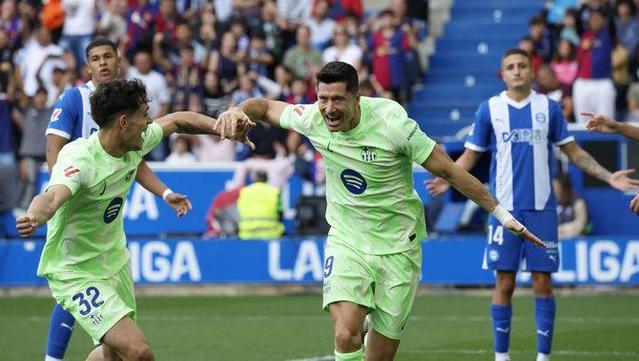 Robert Lewandowski corre a celebrar un dels seus gols (Reuters)