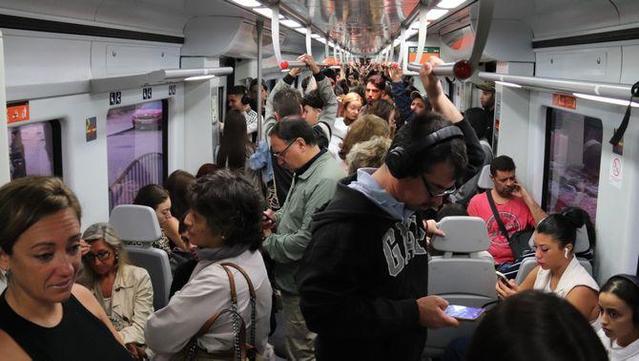 Els trens de la línia de Rodalies R2 Sud van plens i molts viatgers denuncien que han d'anar drets fins a Barcelona (ACN/Gemma Sánchez)