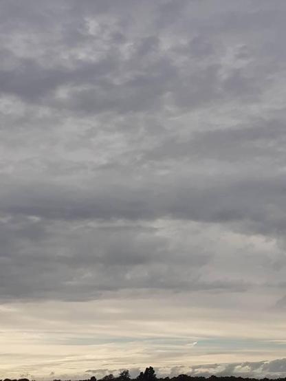 Ciel avec diverses strates de nuages