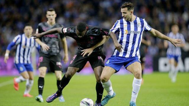 Nico González lluita per la pilota amb Niakaté, del Braga (Reuters)