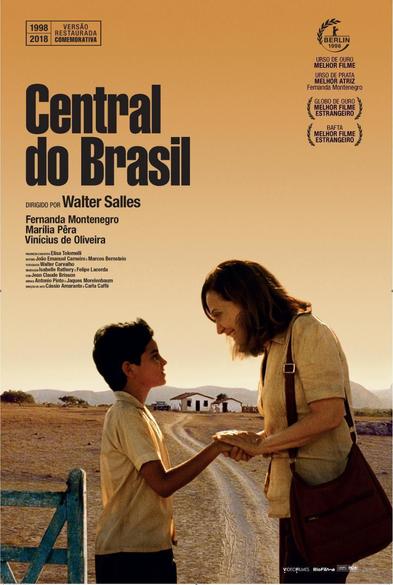 Poster do filme Central do Brasil, com os personagens Josué e Dora de mãos dadas, olhando um para o outro na porteira de uma fazenda humilde.