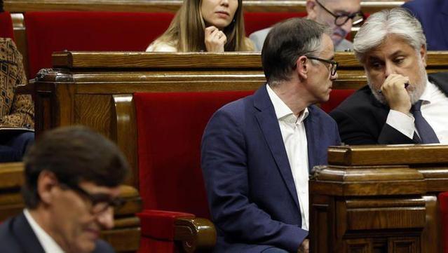 Josep M. Jové i Albert Batet conversen durant el debat al Parlament (EFE/Toni Albir)