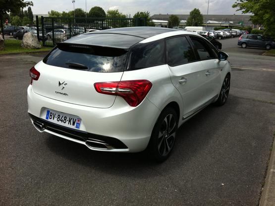 White Citroën DS5 with black roof, rear quarter view