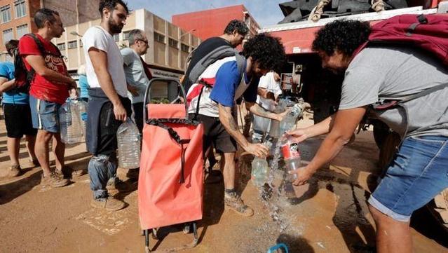 Camions dels Bombers han portat aigua potable a Paiporta (EFE/ManuelBruque)