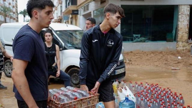 Els voluntaris han portat ampolles d'aigua a zones desabastides, com Paiporta (EFE/MiquelAngelPolo)