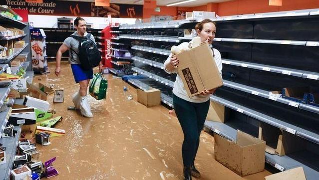 Veïns de Paiporta s'abasteixen de productes bàsics en supermercats del municipi (EFE/Biel Aliño)