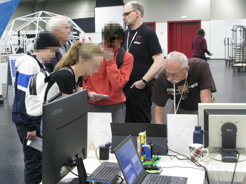 Bild: Unser Stand auf der Hack&Make2024: Einige Jugendliche lassen sich Linux und die Videodemonstration erklären. War wieder eine sehr erfolgreiche Veranstaltung.