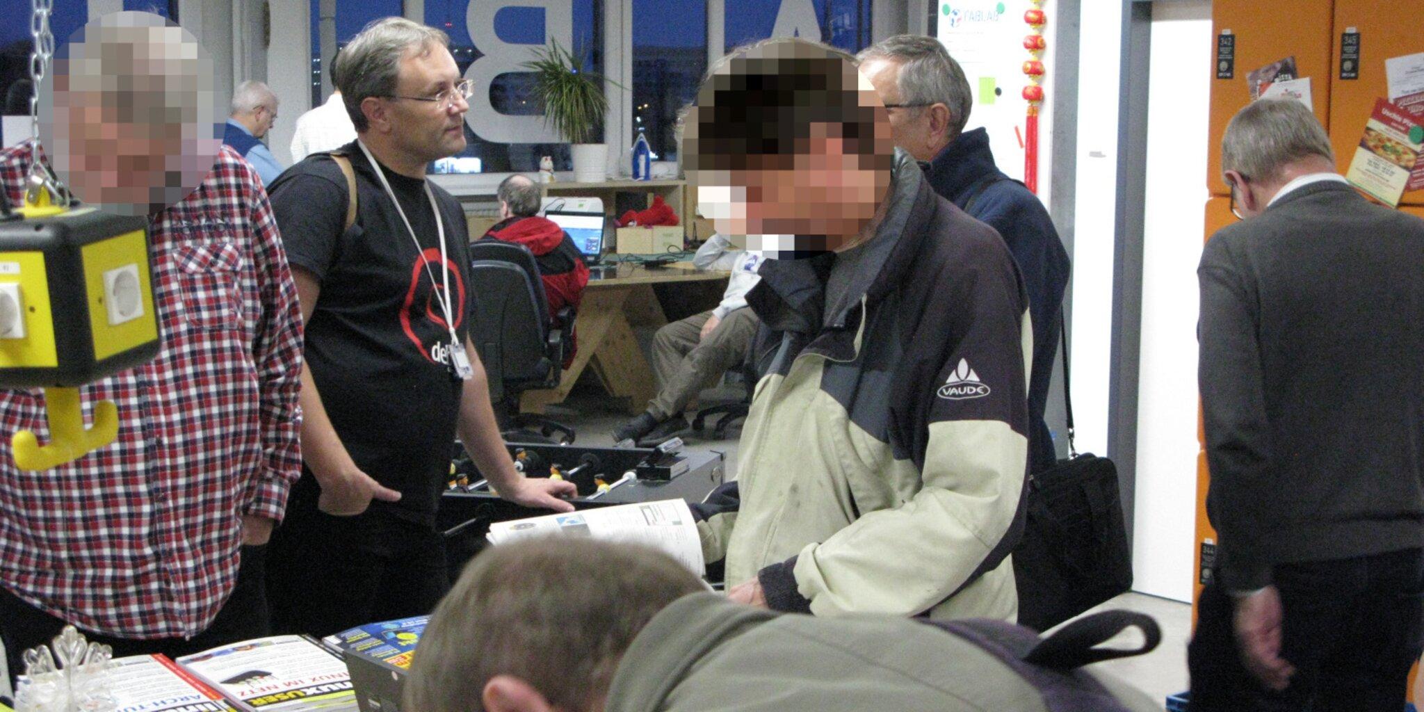 Foto: Bild von einem vergangenen LPD im FabLab u.a. mit einigen Besuchern und LUG-Mitgliedern.