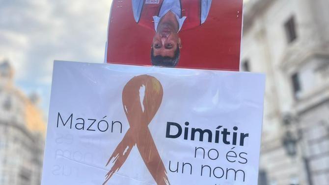 Un cartell demanant la dimissió de Mazón (3Cat)