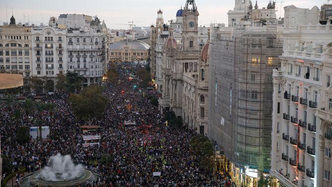 Imatge aèria de la manifestació a València, amb una gran afluència de gent  (EFE/Biel Aliño)