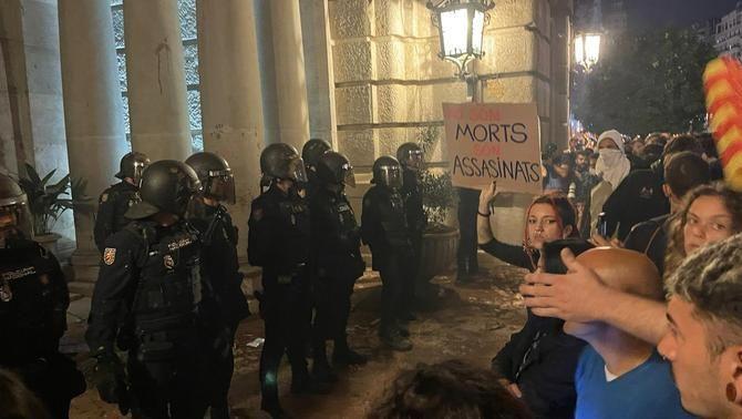 Dispositiu policial a les portes de l'Ajuntament de València (3Cat)