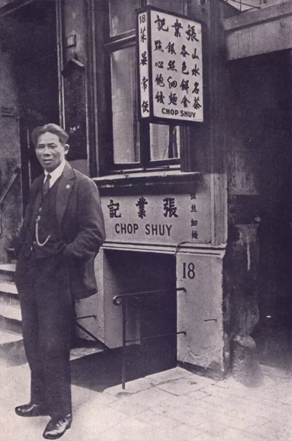 Ein unbekannter Mann im sogenannten Hamburger Chinesenviertel vor dem "Chop Shuy" im Keller von Haus Nr. 18 der Schmuckstraße. Ein unbekannter Mann im sogenannten Hamburger Chinesenviertel vor dem "Chop Shuy" im Keller von Haus Nr. 18 der Schmuckstraße.