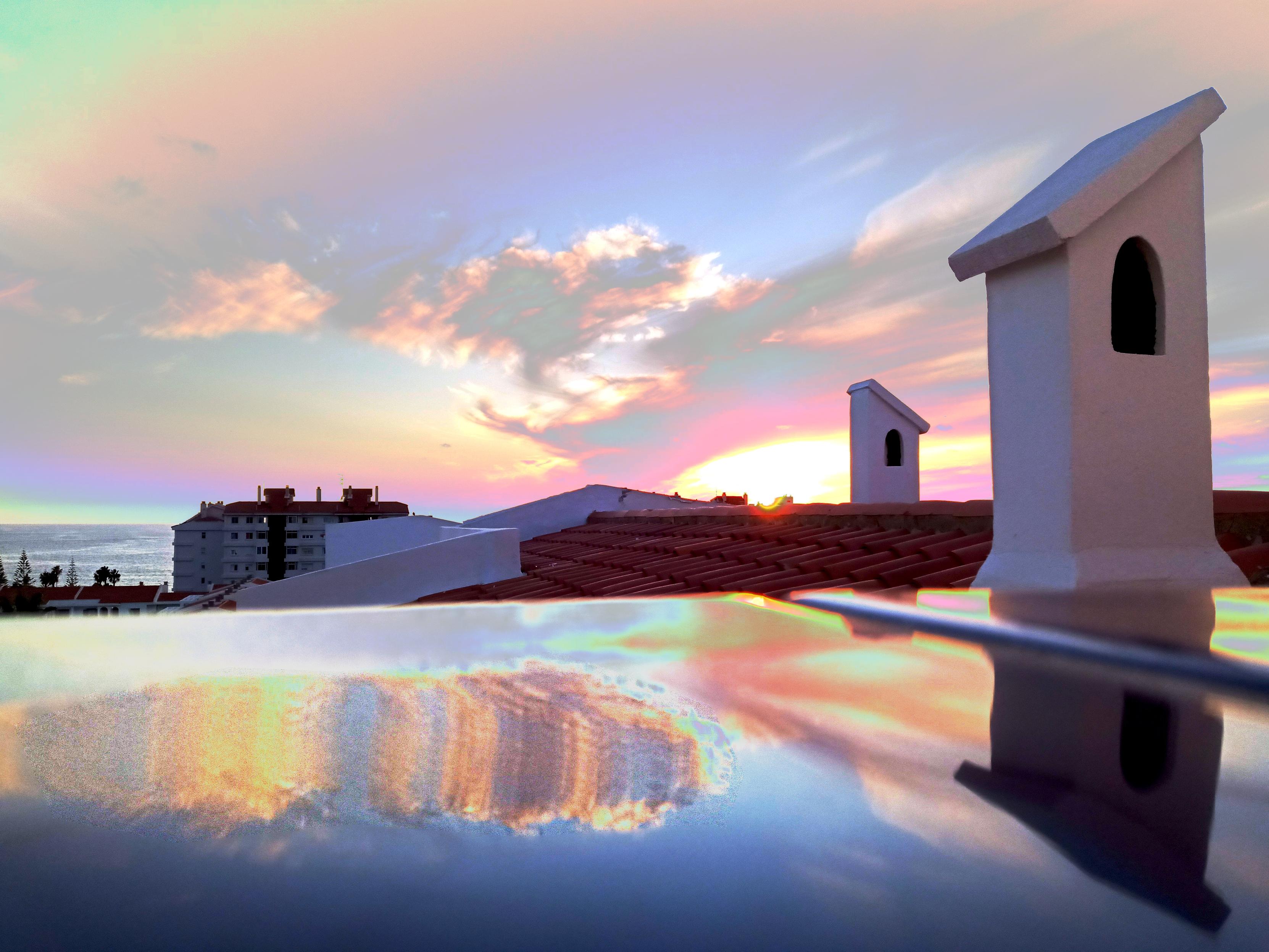 Abendstimmung Sonnenuntergang
Von der untergehende Sonne angestrahlte Wolken am Himmel und als Spiegelung auf dem Dach. Im linken Hintergrund ein höheres Haus und das Meer. Auf der rechten Seite des Bildes 2 kleine weiße Schornsteine. Abendstimmung Sonnenuntergang
Von der untergehende Sonne angestrahlte Wolken am Himmel und als Spiegelung auf dem Dach. Im linken Hintergrund ein höheres Haus und das Meer. Auf der rechten Seite des Bildes 2 kleine weiße Schornsteine.