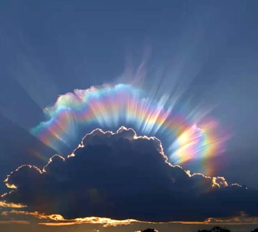 Photographie d'un nuage iridescent, entouré d'un halo arc-en-ciel