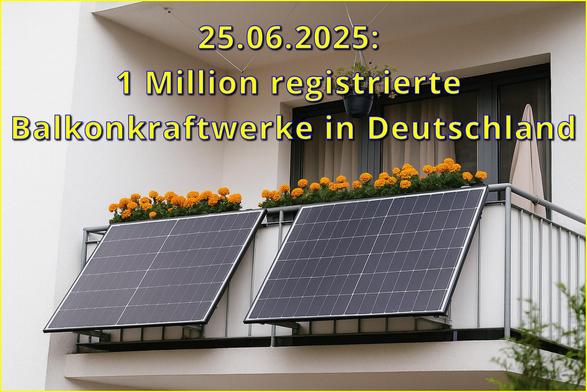 Ein Balkon an einem modernen Wohngebäude ist mit zwei schräg montierten Solarpaneelen ausgestattet, die an der Außenseite des Geländers befestigt sind. Auf dem Balkongeländer stehen Blumenkästen mit leuchtend orangefarbenen Blüten. Im Hintergrund sind große Glasfenster mit geschlossenen Vorhängen und ein geschlossener Sonnenschirm zu sehen.