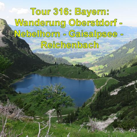 Ein tiefblauer Bergsee, der Oberer Gaisalpsee, eingerahmt von grünen Alpenhängen. Der See liegt in einem Talkessel, und ein Wanderweg schlängelt sich an seinem Ufer entlang. Einige Bäume stehen hervorgehoben im Vordergrund, und das Bild fängt die steilen Grashänge um den See herum ein. Im Hintergrund öffnet sich das Tal zu einer breiteren, von Wiesen und Wäldern bedeckten Landschaft, durch die sich ein Fluss zieht. Der Kontrast zwischen dem dunklen Blau des Sees und dem satten Grün der Umgebung…