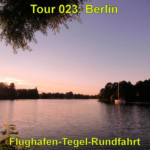 Ein ruhiger See im Abendlicht, umgeben von Bäumen, die als Silhouetten vor dem sanften, rosa gefärbten Himmel stehen. Ein Segelboot ist rechts im Bild zu sehen, das langsam auf dem stillen Wasser fährt. Die tiefstehende Sonne erzeugt eine warme, friedliche Stimmung, während Äste im Vordergrund das Bild leicht rahmen. Die Atmosphäre ist entspannt, passend zu einem Sonnenuntergang in einer natürlichen Umgebung.