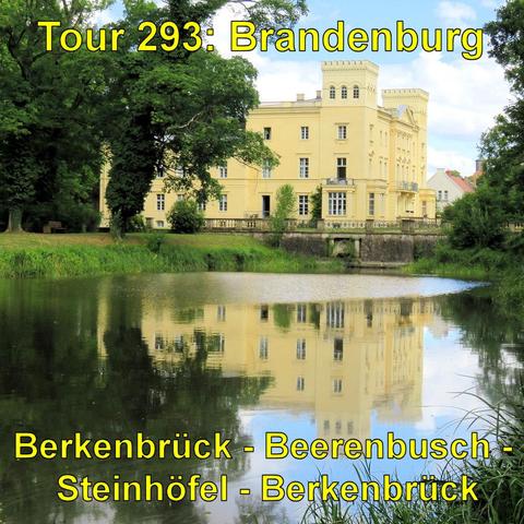 Das klassizistisches Schloss Steinhöfel mit hellgelber Fassade und weißen Verzierungen, umgeben von grünen Bäumen und strahlendem Gras. Das Schloss und die umgebende Vegetation spiegeln sich in einem ruhigen Gewässer im Vordergrund. Die Architektur weist Merkmale wie Säulen und Zinnen auf. Der Himmel ist bedeckt, aber das Licht ist sanft und deutet auf einen hellen Tag hin, möglicherweise am späten Vormittag oder frühen Nachmittag.