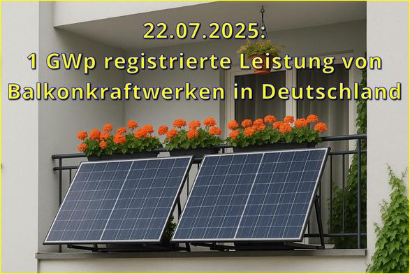 Auf einem Balkon sind zwei Solarmodule schräg montiert, um Sonnenlicht optimal einzufangen. Die Module stehen auf stabilen Metallgestellen und sind Teil einer kleinen Photovoltaikanlage. Auf dem Balkon darüber blühen orangefarbene Geranien in Blumenkästen. Die Umgebung ist Teil eines modernen, hellen Wohngebäudes mit weißen Wänden und einem Fenster mit geschlossener Gardine.

Aufschrift: „22.07.2025: 1 GWp registrierte Leistung von Balkonkraftwerken in Deutschland“