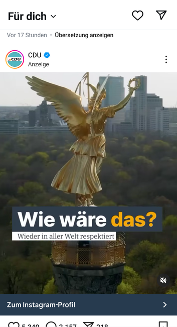 Ein Screenshot einer CDU-Werbeanzeige auf Instagram zeigt die goldene Siegesgöttin der Berliner Siegessäule vor einem Hintergrund mit Stadtgebäuden und Bäumen. Im unteren Bildteil steht in großer Schrift: „Wie wäre das?“ – darunter in kleinerer Schrift: „Wieder in aller Welt respektiert“. Oben links ist das CDU-Logo mit Verifizierungshäkchen zu sehen, darunter steht „Anzeige“. Am unteren Rand sind Interaktionssymbole für Likes, Kommentare und Teilen sichtbar.