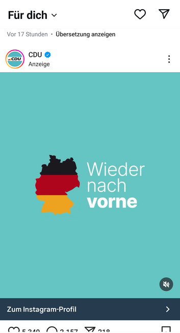 Ein Screenshot einer CDU-Werbeanzeige auf Instagram zeigt eine stilisierte Deutschlandkarte in den Farben der deutschen Flagge (Schwarz-Rot-Gold) auf türkisfarbenem Hintergrund. Rechts daneben steht der Slogan „Wieder nach vorne“, wobei „vorne“ fett hervorgehoben ist. Oben links sind das CDU-Logo mit Verifizierungshäkchen und die Kennzeichnung „Anzeige“ zu sehen. Am unteren Rand sind Interaktionssymbole und der Hinweis „Zum Instagram-Profil“ eingeblendet.