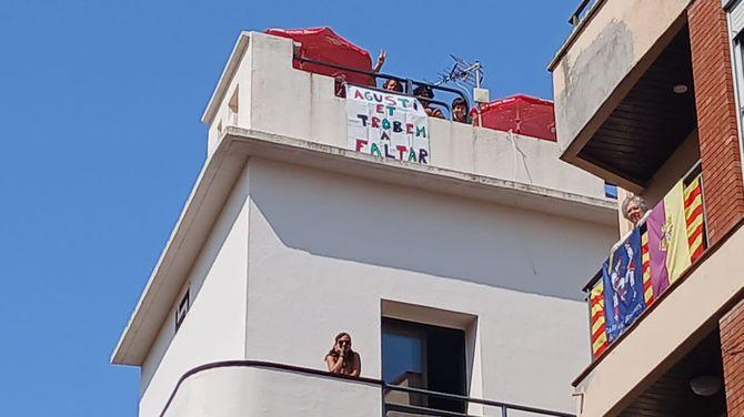 Els veïns fan un homenatge al periodista de castellers de TV3 Agustí Forné, que va morir l'any passat (Anna Rius)