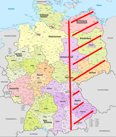 Diese Deutschlandkarte zeigt die Bundesländer farblich unterteilt. Auffällig ist eine markante rote Linie, die senkrecht von Nord nach Süd verläuft. Sie trennt etwa 115 000 km² Gebiet im Osten ab.
Das sind ungefähr
- 50% von Bayern
- Brandenburg 
- 80% von Mecklenburg-Vorpommern 
- 50% von Sachsen-Anhalt 
- Sachsen 
- 30% von Thüringen 
- Berlin 

TUBS, CC BY-SA 3.0 <https://creativecommons.org/licenses/by-sa/3.0>, via Wikimedia Commons