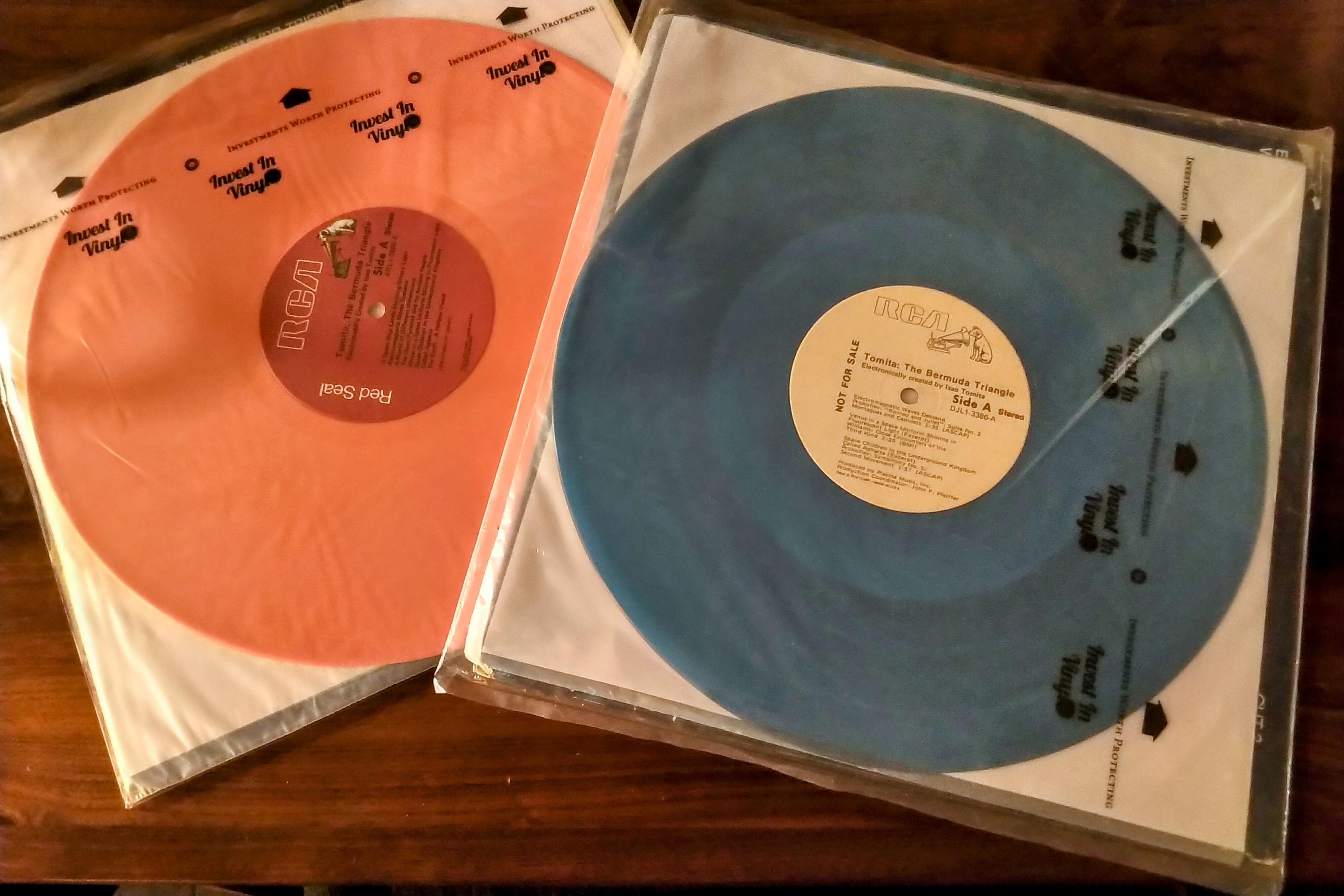 Blue promo vinyl next to pink coral full album. Full album was also available in blue and of course in black. Promo has white center label, full album has red "Rca red seal" center label