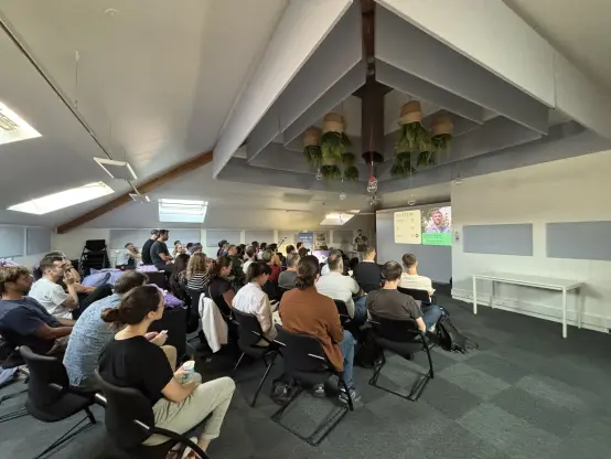 Salle de conférence avec un conférencier donnant un talk 