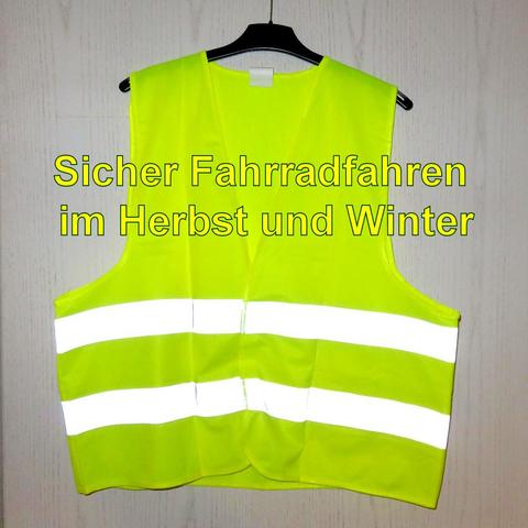 Eine leuchtend gelbe Warnweste für Radfahrer hängt an einem Kleiderbügel. Die Weste hat zwei breite, horizontale reflektierende Streifen auf der Vorderseite, die für bessere Sichtbarkeit bei Dunkelheit oder schlechten Lichtverhältnissen sorgen. Das Design ist ärmellos und vorne offen, um leicht über der Kleidung getragen zu werden. Sie ist ideal für den Straßenverkehr, um die Sicherheit von Radfahrern zu erhöhen.