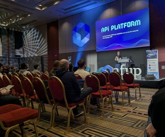 There is a man presenting a conference about API Platform in front of people