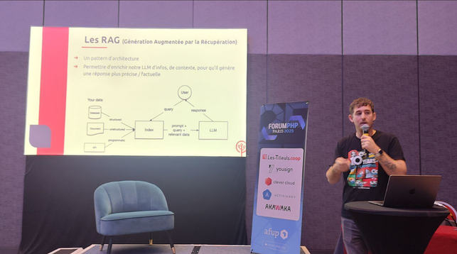 A man presenting a conference about RAG (generation augmentée par la récupération), speaking in a mic