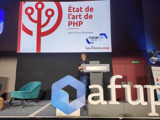 A man presenting a conference about the state of the art of PHP, after 30 years of existing