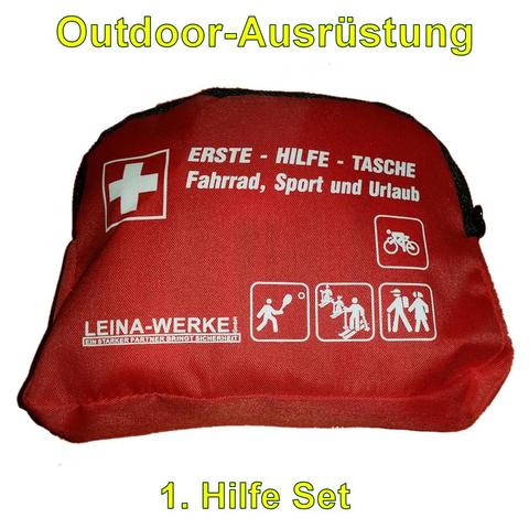 Ein rotes Erste-Hilfe-Set in einer kompakten Tasche, speziell für Outdoor-Aktivitäten wie Fahrradfahren, Sport und Urlaub. Die Tasche hat einen Reißverschluss und ist leicht zu transportieren. Sie ist robust und enthält vermutlich grundlegende Erste-Hilfe-Utensilien für kleinere Verletzungen. Die Tasche ist bedruckt mit Symbolen, die auf verschiedene Einsatzmöglichkeiten hinweisen, wie Wandern, Radfahren und Sport.
