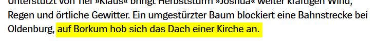 Ein umgestürzter Baum blockiert eine Bahnstrecke bei Oldenburg, auf Borkum hob sich das Dach einer Kirche an.