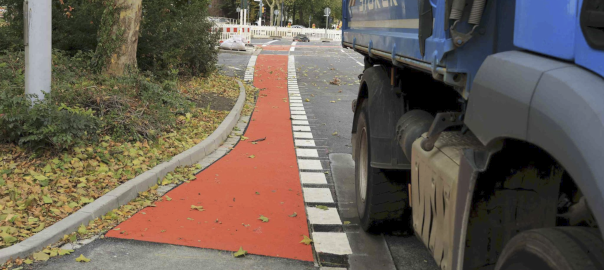 Sehr schmaler Radweg. Im Bild zu sehen die Seite eines LkW