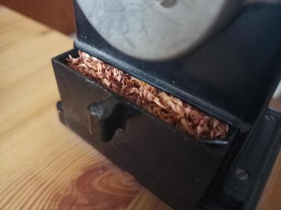 Volle eingeklemmte Schublade einer Bleistiftholzumschalungsspanabhebemaschiene.