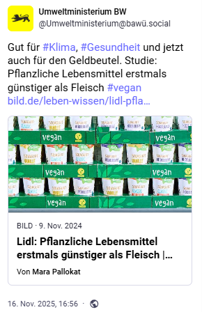 Screenshot eines Social-Media-Beitrags vom Umweltministerium Baden-Württemberg. Der Text hebt hervor, dass pflanzliche Lebensmittel laut einer Studie erstmals günstiger als Fleisch sind – gut für Klima, Gesundheit und den Geldbeutel. Im Bild darunter sind mehrere Regalreihen mit grünen Verpackungen pflanzlicher Lidl-Produkte mit der Aufschrift „vegan“ zu sehen.
